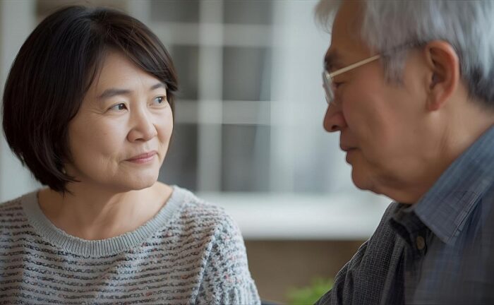 穏やかに会話する夫婦