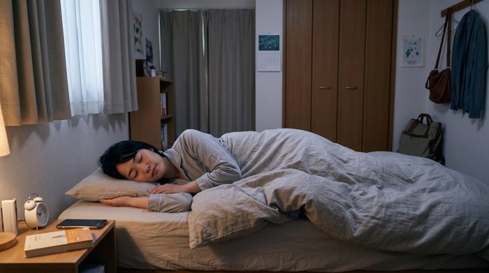 女性が部屋に閉じこもって寝てばかりいる
