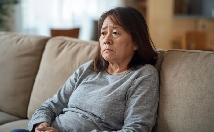 不安を感じている女性