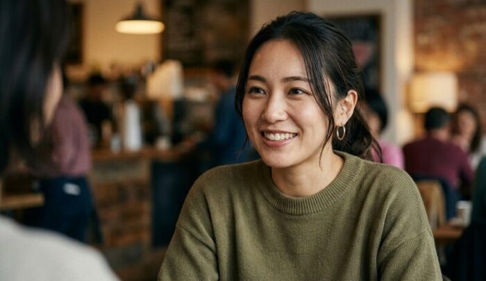 カフェで会話している女性