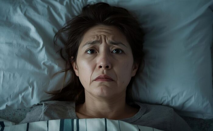 ベッドの中で不安を感じている女性