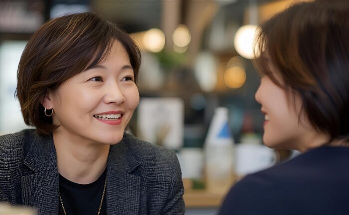 友人と会話する女性