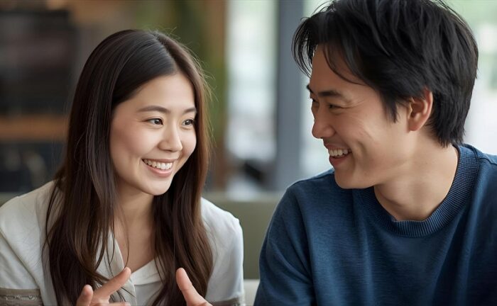 楽しく会話をしている男女のカップル
