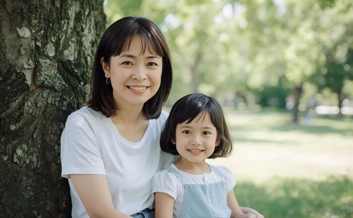 公園の木陰にいる女性と娘