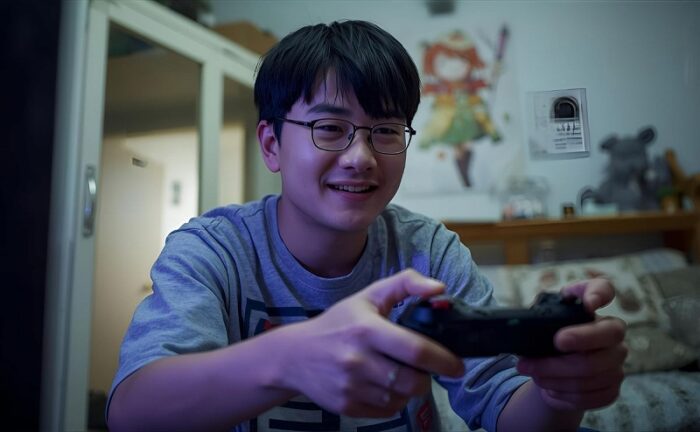 ゲームをする男性