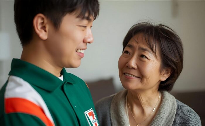 コンビニの制服姿を母親に見せる男性